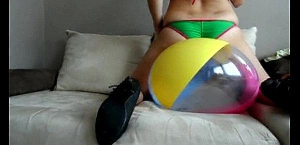  Sophie masturbating her pussy with her green bikini - freecamsmart.com